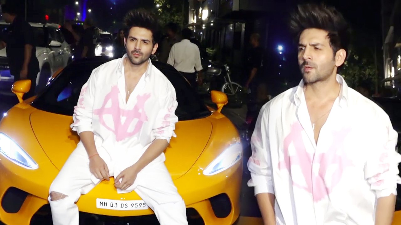 बेहद ही दमदार अंदाज में कार्तिक आर्यन ने अपने बर्थडे पार्टी में ली एंट्री, परिवार वाले भी आये नजर