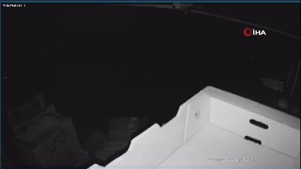 Masalar sandalyeler hareket etti, devrilen dolap bilgisayarların üstüne düştü... O anlar kamerada