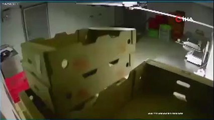 Masalar sandalyeler hareket etti, devrilen dolap bilgisayarların üstüne düştü