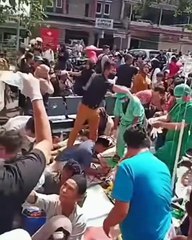 Saat terjadi gempa di cianjur jawa barat, semua warga panik mencari tempat untuk berlindung diri