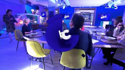 Bertrand Charmeroy se dénude sous le regard médusé d’Anne-Elisabeth Lemoine dans « C à vous »