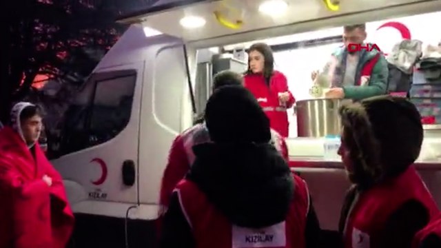 Kızılay, Düzce Belediyesi önünde vatandaşlara battaniye ve çorba dağıttı