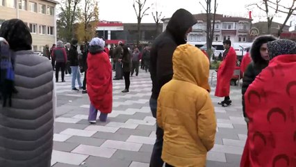 Depremin merkezi Gölyaka'da vatandaşlar sokaklarda bekleyişe devam ediyor