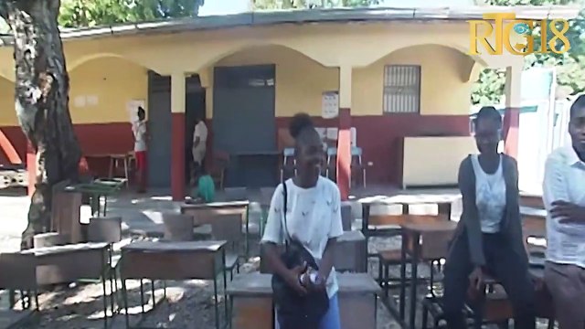 Reyaksyon Direktris lise Jèn Fi yo ak kèk elèv sou rewouvèti lekòl la