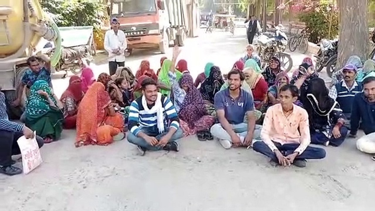 दो माह से नहीं हुआ भुगतान, नगरपरिषद में धरना प्रदर्शन