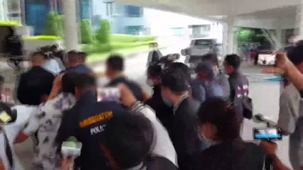 ด่วน! "ตู้ห่าว" มอบตัวกับ "บิ๊กโจ๊ก" ที่สโมสรตำรวจ (เวอร์ชั่นเบลอภาพ)