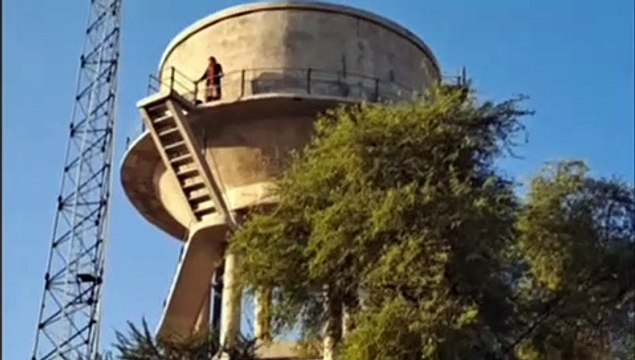 पति से खर्चे की मांग- महिला दो बच्चों सहित बन गई वीरू, पानी की टंकी पर चढ़ी