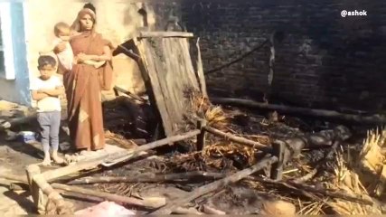 शाहजहांपुर:गैस चूल्हे से लगी आग,दो छप्परदार घर जलकर राख में हुए तब्दील