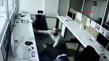 Düzce'deki depreme iş yerinde yakalandılar! Panik anları kamerada