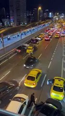 Mecidiyeköy’de 15 aracın karıştığı bir zincirleme trafik kazası yaşandı Kadının yere yığılması böyle görüntülendi