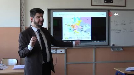 Görme engelli öğretmen, mesleğini büyük bir tutkuyla yapıyor