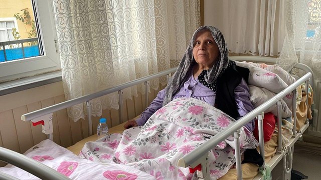 Köpeklerin saldırısına uğrayan kadının bacağı kesildi