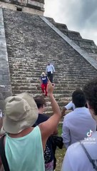 Une touriste escalade la pyramide de Kukulcán et se fait conspuer