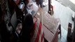 दुकान के काउंटर से पलभर में ले उड़ा मोबाइल, सीसीटीवी कैमरे में कैद हुई वारदात