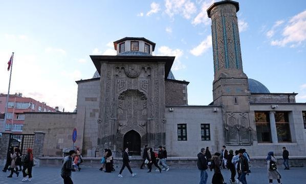 SELÇUKLU'NUN SİMGELERİNDEN İNCE MİNARELİ MEDRESE'YE 'RESTORASYON' KARARI