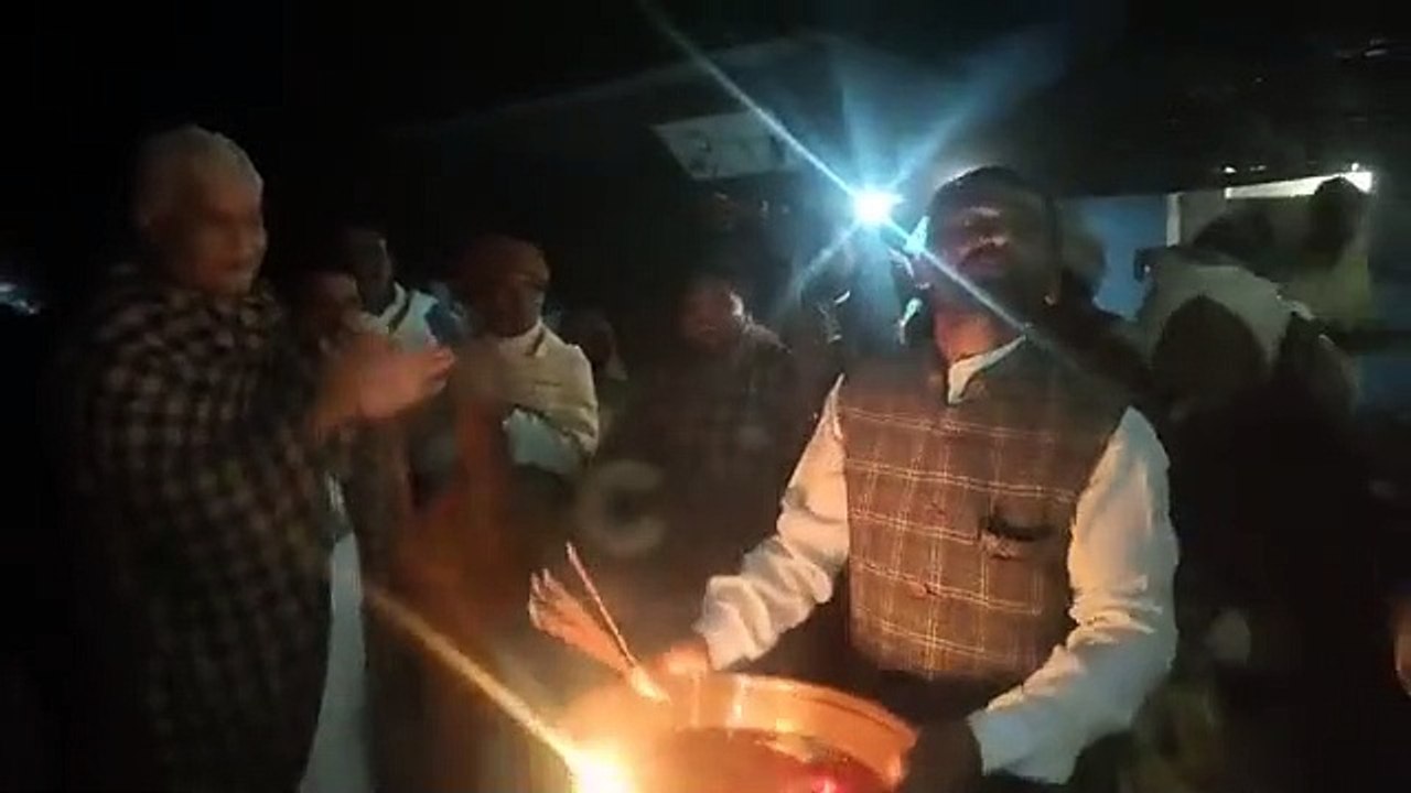 VIDEO : गुजरात चुनाव प्रचार के दौरान कुछ यूं झू...