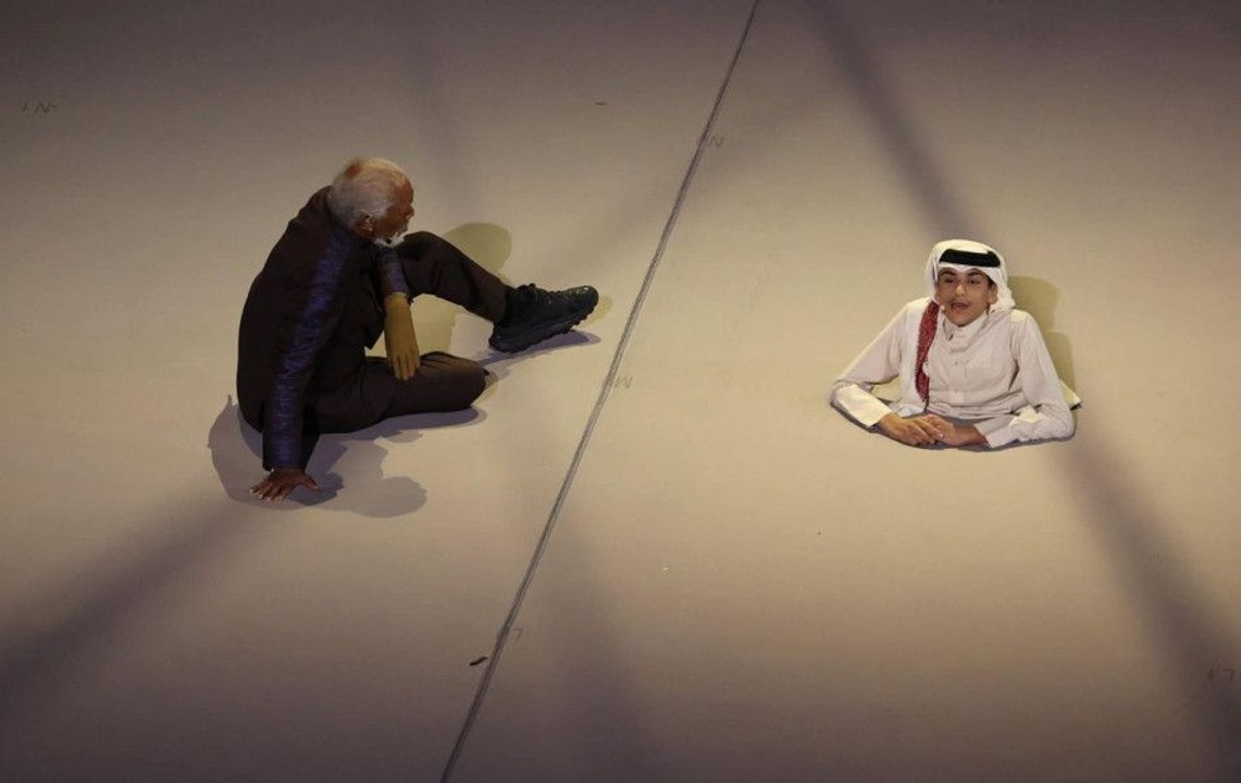 من هو غانم المفتاح معجزة قطر الذي افتتح المونديال بجانب مورجان فريمان