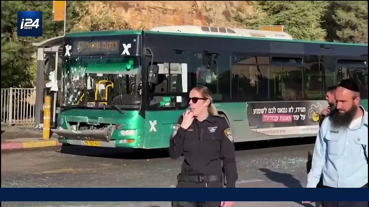 Au moins un mort et une quinzaine de personnes blessées ce matin dans deux explosions à des stations de bus de Jérusalem considérées comme des "attaques" par la police - VIDEO