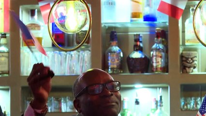 Mondial: dans un bar parisien, les fans célèbrent timidement la première victoire des Bleus