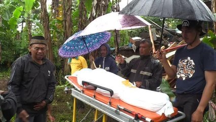 Endonezya'da meydana gelen depremde hayatını kaybedenler defnediliyor