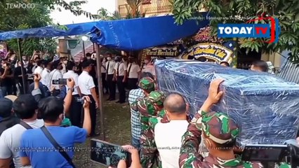 Isak Tangis Mewarnai Kedatangan Jenazah Pilot Rimbun Air Kapten Agithia Mirza