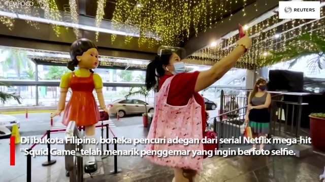 Antusias Pengunjung Berfoto dengan Boneka Raksasa Film Squid Game