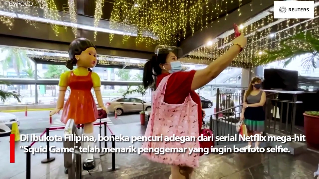 Antusias Pengunjung Berfoto dengan Boneka Raksasa Film Squid Game