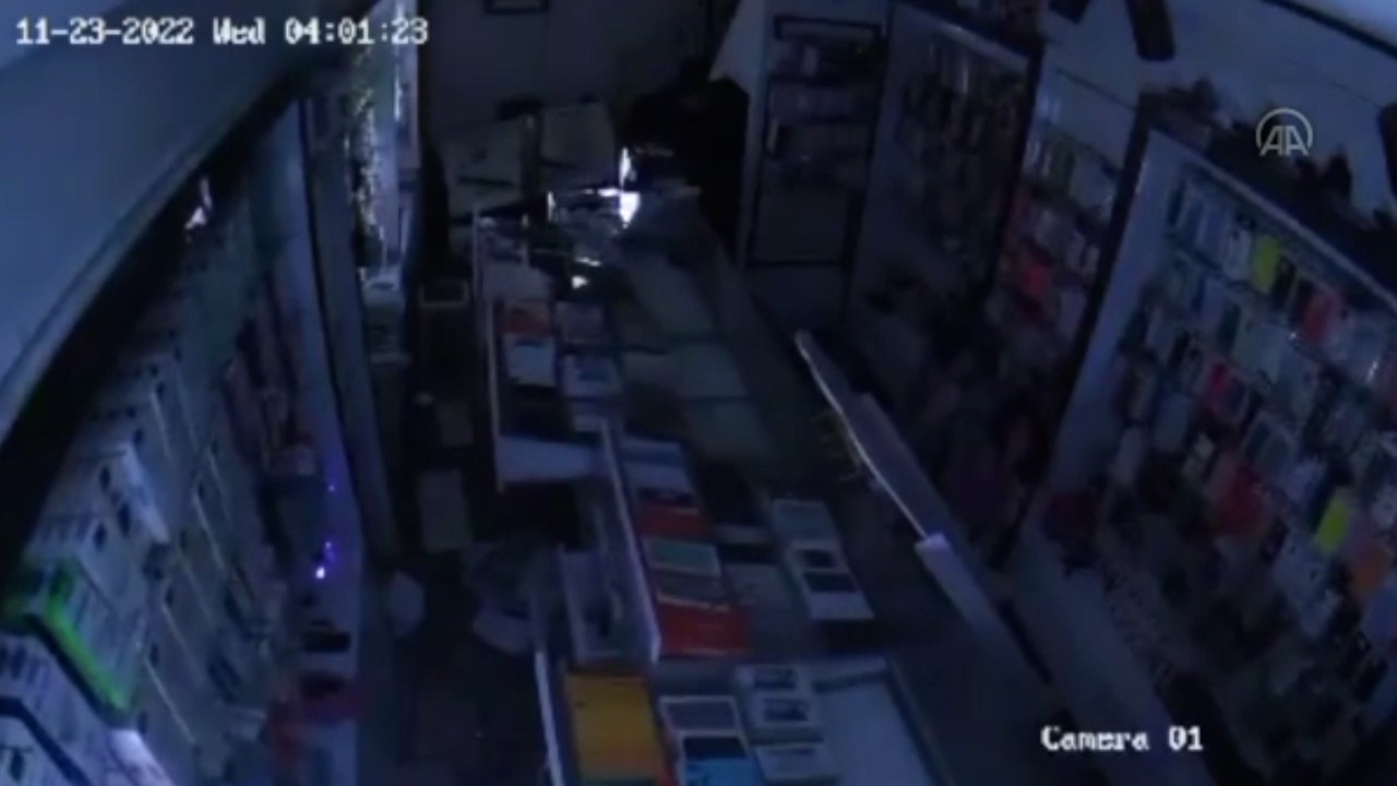Depremin şiddeti iş yerinin güvenlik kameralarına yansıdı