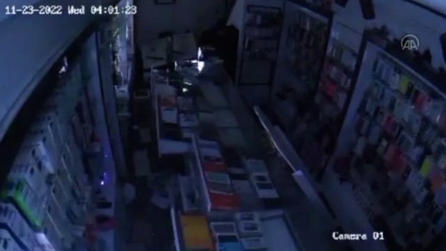 Depremin şiddeti iş yerinin güvenlik kameralarına yansıdı