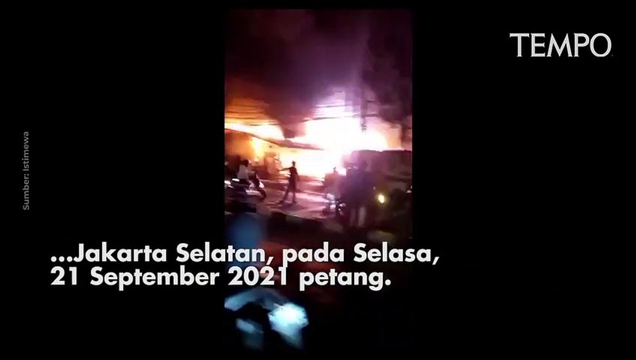 Kebakaran Hanguskan Toko Swalayan Cahaya di Cilandak