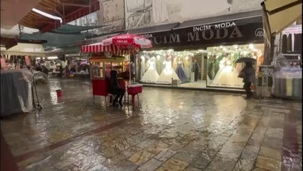 Sağanak, tarihi çarşı Kemeraltı'nda bazı dükkanlarda su baskınlarına yol açtı