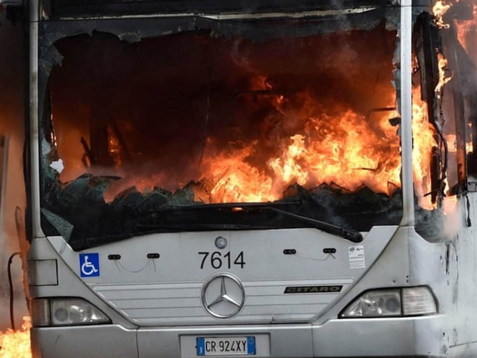 Explosionen in Jerusalem: Polizei geht von kombiniertem Anschlag aus
