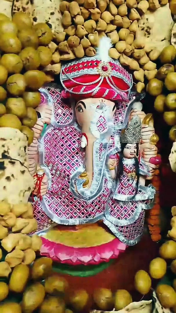 सोशल मीडिया पर वायरल हो रहा श्रीगणेश के अनूठे श्रृंगार का ये वीडियो, देखकर आप भी करेंगे तारीफ 