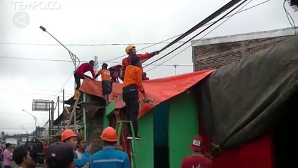 Download Video: Detik-detik Angin Kencang Terbangkan Atap Rumah di Temanggung