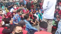 Protes Kenaikan UMP DKI Jakarta, Anies Datangi Buruh yang Berdemo