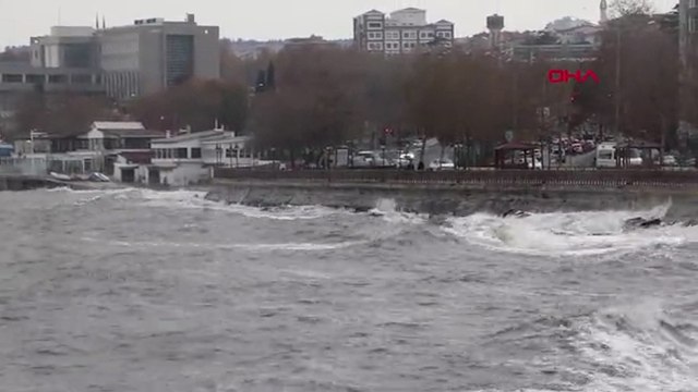 Lodos balıkçıları vurdu, yük gemileri hareket edemedi