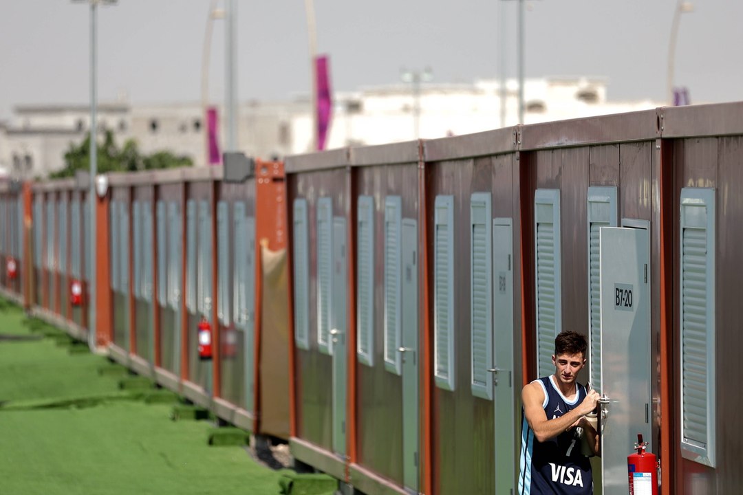 'Sieht aus wie eine Geisterstadt': Besuch in einem WM-Fandorf in Katar