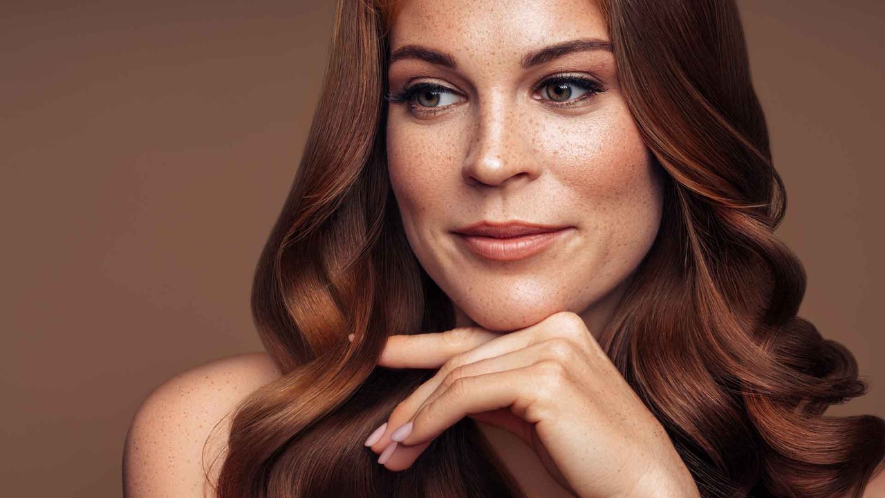 Passend zur Weihnachtszeit: Alle tragen jetzt die Haarfarbe Smoked Chestnut