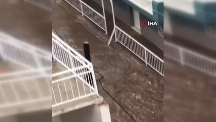 İzmir'de kuvvetli sağanak: Caddelerde su birikintileri oluştu