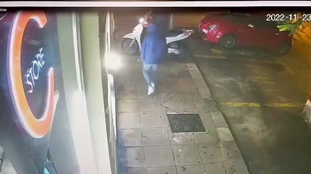 Palermo, furto in un negozio di abbigliamento con la spaccata: il momento dell'irruzione