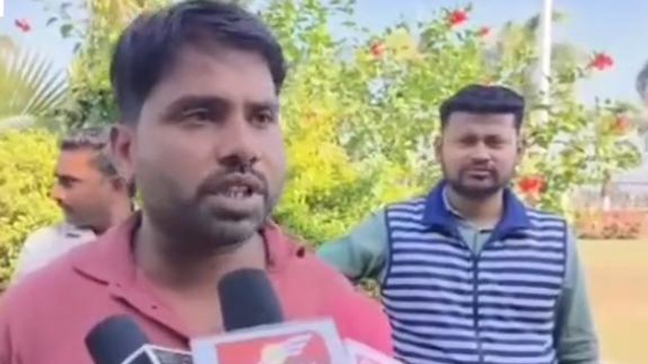 झाबुआ :52 बच्चो की स्कूल बस में 80 बच्चे बिठाये,परिजन पहुंचे स्कूल तो हो गया विवाद