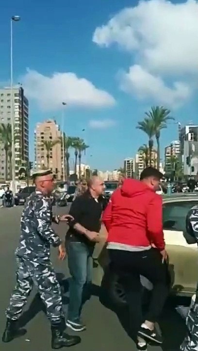 مواطن أقدم على محاولة انتحار أمام المارة