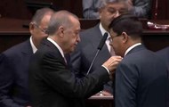 İYİ Parti'den AK Parti'ye geçen Özcan'a rozetini Cumhurbaşkanı Erdoğan taktı