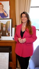 EXCLU VIDÉO - Dans le bureau de… Marlène Schiappa : “J’ai gardé deux portraits d’Emmanuel Macron”