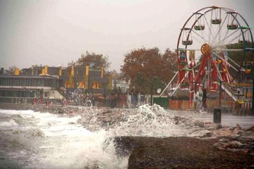 Edremit'te sağanak yağış ve lodos hayatı olumsuz etkiledi