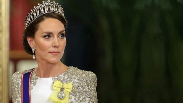 Galler Prensesi unvanıyla ilk davetine katılan Kate Middleton, göğsüne Kraliçe Elizabeth'in fotoğrafını taktı