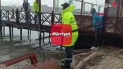 Bodrum'da kuvvetli yağmur sonrası cadde ve sokaklar göle döndü