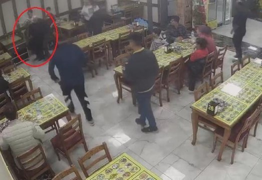 NEFES BORUSUNA YEMEK KAÇAN KADINI 'HEİMLİCH MANEVRASI' İLE KURTARDI