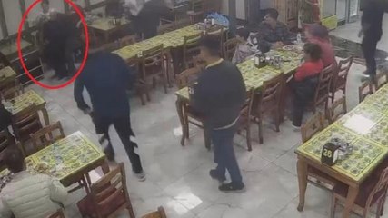 Tải video: Nefes borusuna yemek kaçan kadını ‘Heimlich manevrası’ ile kurtardı