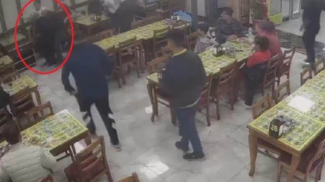 Nefes borusuna yemek kaçan kadını ‘Heimlich manevrası’ ile kurtardı